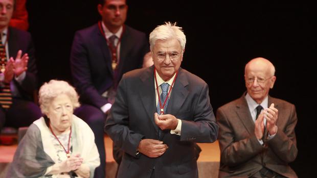 El abogado Francisco Baena Bocanegra, al recibir la Medalla de Sevilla