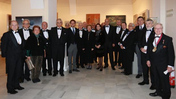 Foto de familia de la recepción como académico de Antonio Cruz en la Real Academia de Bellas Artes Santa Isabel de Hungría
