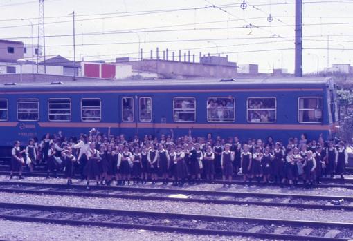 Niñoñs en un tren charter con 300 plazas