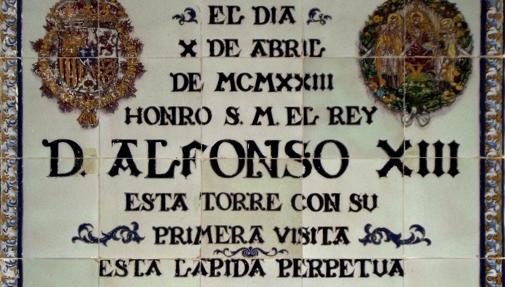 Placa en la Torre del Oro