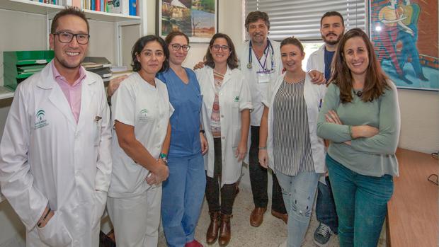 Elías Cañas, en el centro, con su equipo del Virgen del Rocío