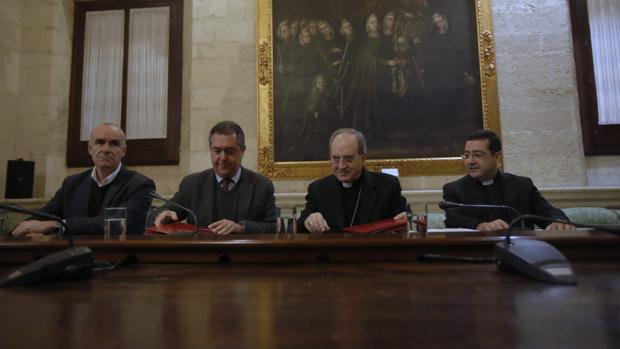 Antonio Muñoz, Juan Espadas, monseñor Asenjo e Isacio Siguero en el acto de la firma