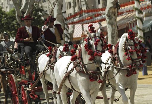 Paseo de Caballos y Enganches durante el día en la Feria