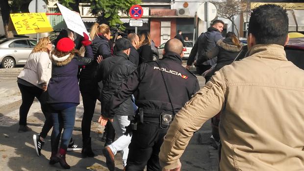 El dueño de la firma sevillana (a la derecha) es perseguido por varios antiguos franquiciados.
