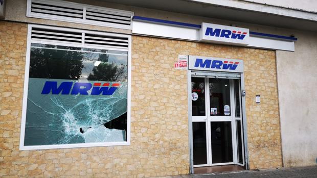 Los ladrones usaron mazas para reventar el cristal pero no consiguieron acceder al interior