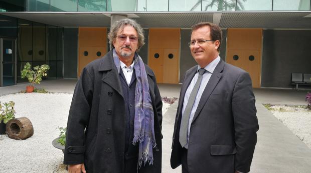 El delegado de Seguridad, Movilidad y Fiestas Mayores, Juan Carlos Cabrera, junto al presidente de la Asociación Asperger-TEA Sevilla, Rafael Jorreto, durante el encuentro celebrado para acordar esta medida