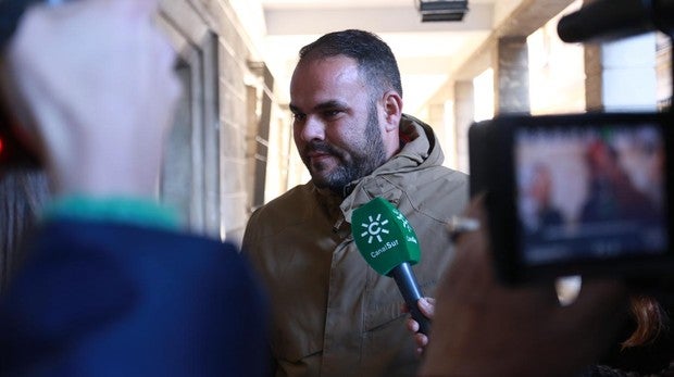 José Antonio Ávalo, padre del niño muerto en la cacería, a a la llegada a los juzgados
