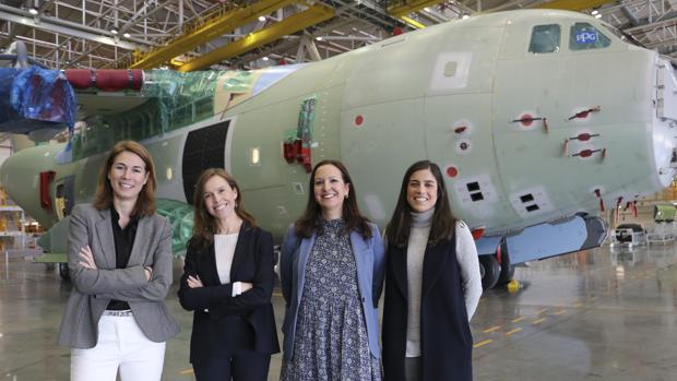 Paloma Peinado, Cristina Aguilar, María Mora-Figueroa y Silvia Bonete delante de uno de los aviones