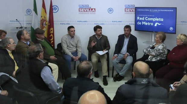 Beltrán Pérez se reunió con 40 asociaciones vecinales antes de acudir al Pleno municipal