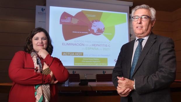 La doctora Hoyas y el doctor Haya en el momento de la apertura de la charla que la primera pronunció sobre el tema