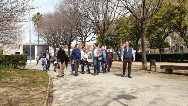 Visita del alcalde de Sevilla, Juan Espadas, al barrio de Los Bermejales