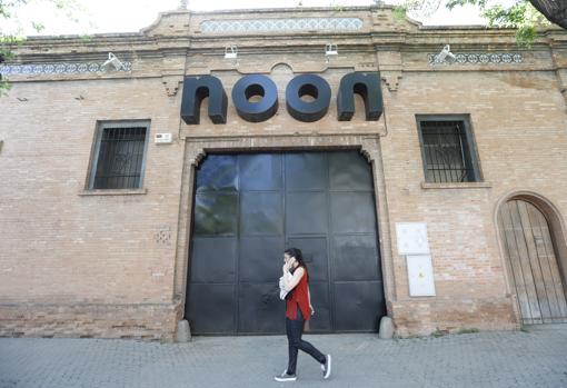 Fachada de una de las naves recién ocupadas