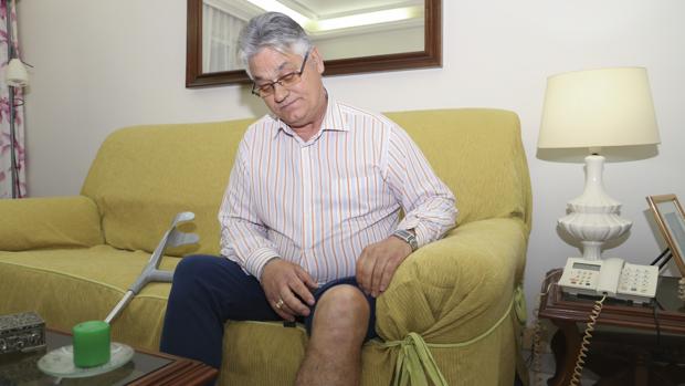 José Luis en el sofá de su casa mostrando la rodilla afectada ROCÍO RUZ
