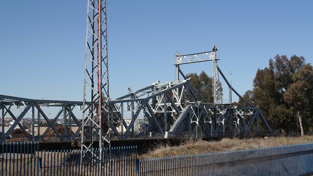 El puente basculante de Alfonso XIII, conocido popularmente como el puente de hierro