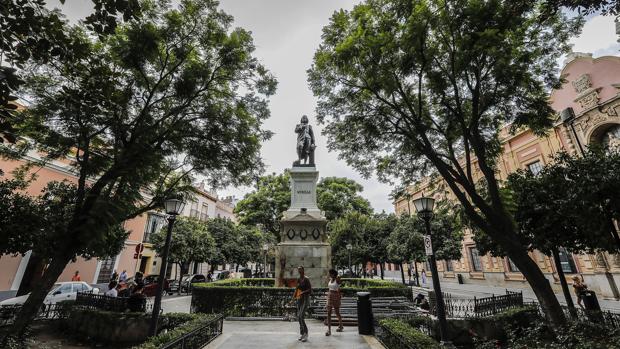 Plaza del Museo con el monumento a Bartolomé Esteban Murillo en el centro, presidiendo la entrada principal de la pinacoteca sevillana