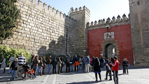 Cola para entrar en el Alcázar