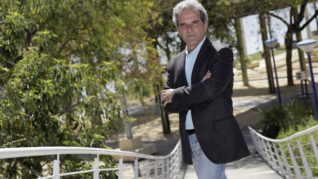 Ricardo Librero posa en el Jardín Americano, proyectado por él