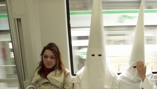 Nazarenos en el Metro de Sevilla