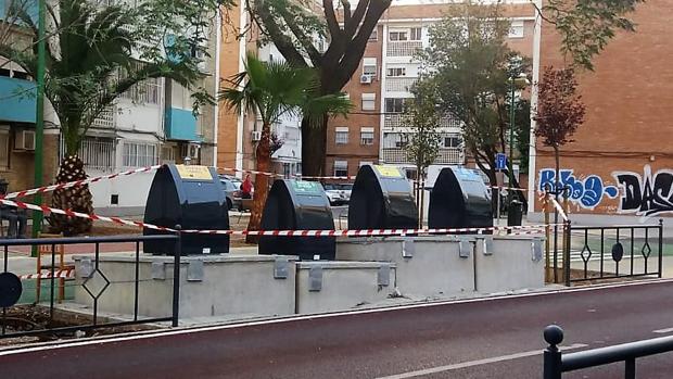 Los contenedores de basura soterrados, precintados tras levantarse