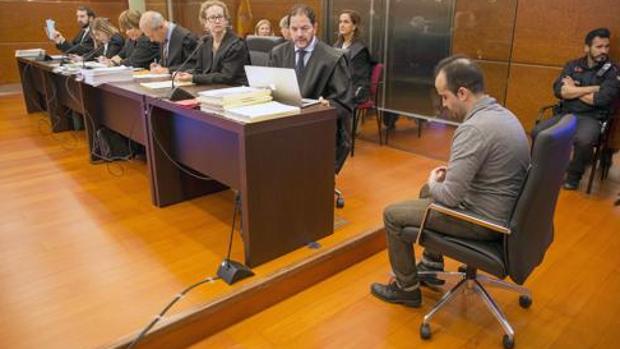 Daniel Montaño, el primer sevillano condenado a esta pena, tiró a una bebé de 17 meses por un balcón
