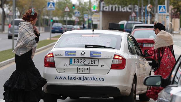 Unas usuarias del taxi en la Feria de Sevilla