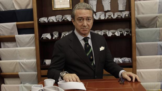 Javier Sobrino en su tienda de la calle Méndez Nuñez