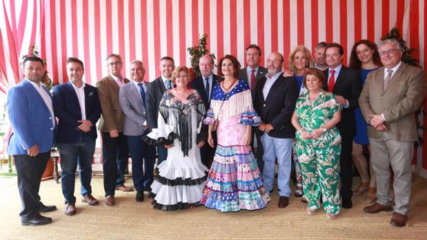 Alcaldes de la provincia con la ministra Montero y el presidente de la Diputación en el centro