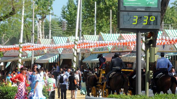 Un termétro marca 33 grados en el real de los Remedios