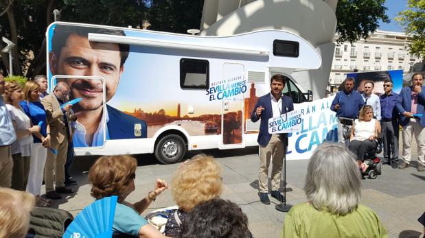 El candidato del PP junto a su caravana de campaña