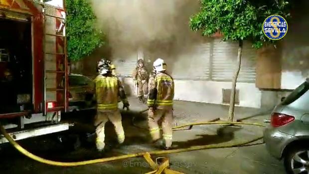 Bomberos en el lugar del incendio de la barriada de la Oliva