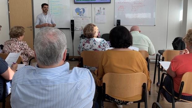En la imagen el doctor Alberto Aliaga explicando a los pacientes el contenido del programa.