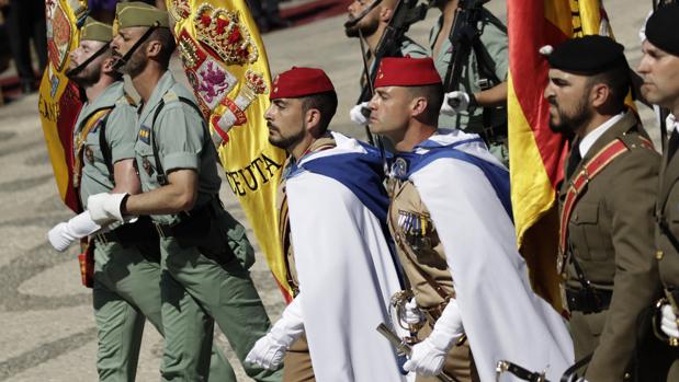 Enseñas que desfilaron el pasado domingo durante la jura de civiles celebrada en la Plaza de España