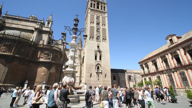 Turistas en el entorno de la Catedral de Sevilla
