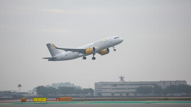 Un avión despega en el aeropuerto de Sevilla