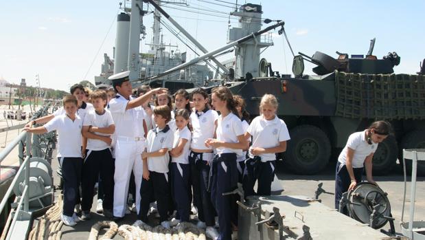 Visita de escolares a uno de los barcos de la Armada que recaló en Sevilla durante la celebración de 2006