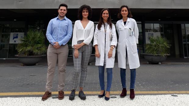 De izquierda a derecha Francisco Ángel Lao, la FIR que también entra a finales de mes en Valme como nueva residente de Farmacia, Patricia García; la tutora docente del servicio de Farmacia, Mercedes Galván; y, la directora de este servicio hospitalario, Esther Márquez