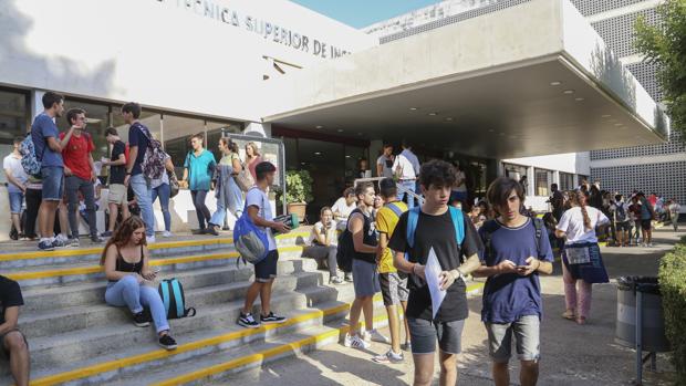 Estudiantes durante las pruebas de Selectividad