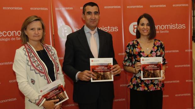 Los responsables del Barómetro Económico de Sevilla, con el estudio