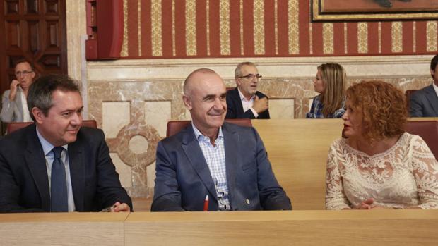 Juan Espadas, junto a Antonio Muñoz y Adela Castaño