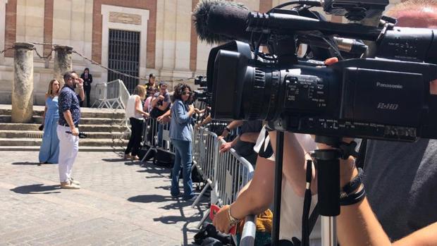 Decenas de periodistas en la boda de Sergio Ramos y Pilar Rubio