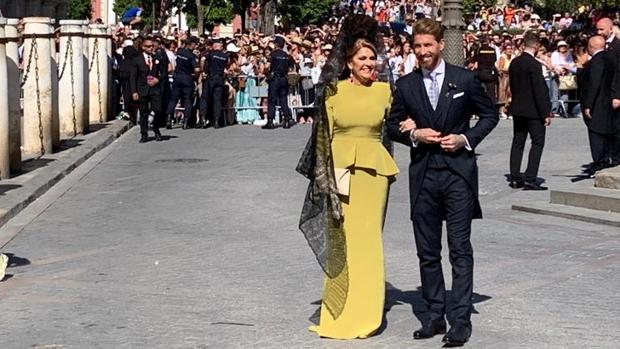 Sergio Ramos con su madre a la llegada de la Catedral