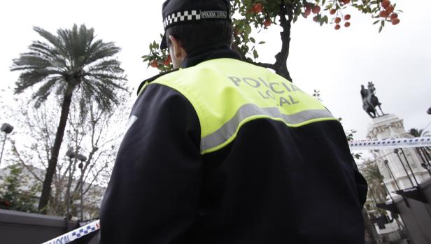 Un policía local en la Plaza Nueva