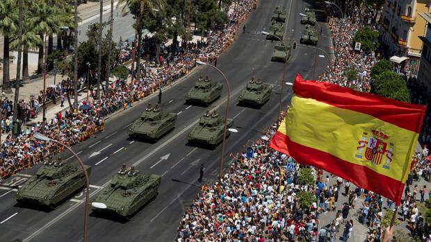 Tanques del Ejército español pasando por el Paseo Colón en el día de las Fuerzas Armadas
