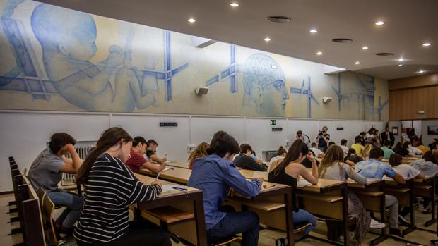 Estudiantes en el examen de Selectividad