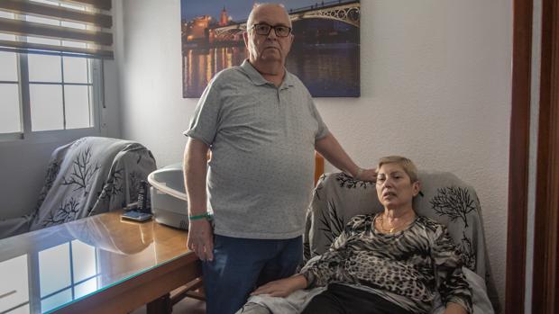 Antonio Sánchez Pinto con Carmen, su mujer, de 66 años de edad. Padece ELA y ya no puede moverse ni hablar. Él tiene invalidez absoluta y cuida de ella