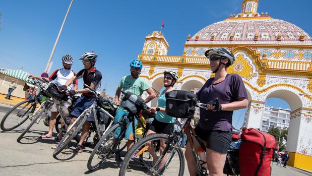 Varios turistas ante la portada de la pasada Feria de Abril