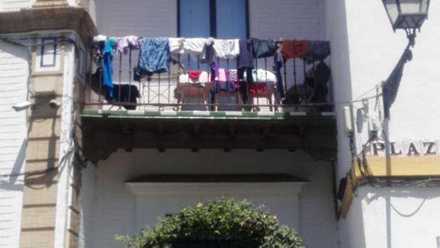 Balcón de un apartamento turístico en la plaza de Santa Cruz