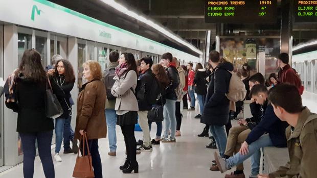 Pasajeros esperando en la estación del metro de Sevilla