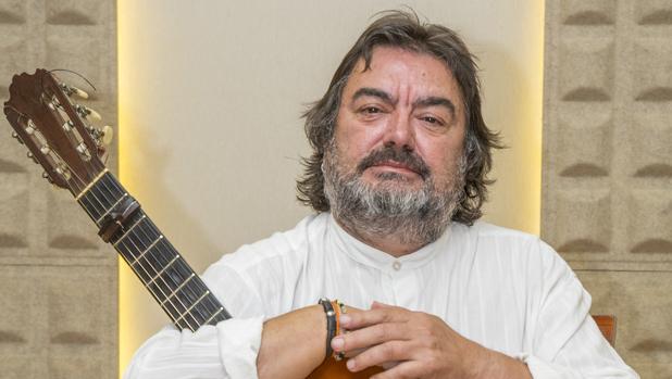 El guitarrista Ricardo Miño Álvarez junto a su guitarra en un estudio