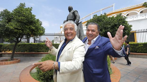 Antonio Romero y Rafael Ruiz, componentes de Los del Río, junto a la estatua de Curro Romero